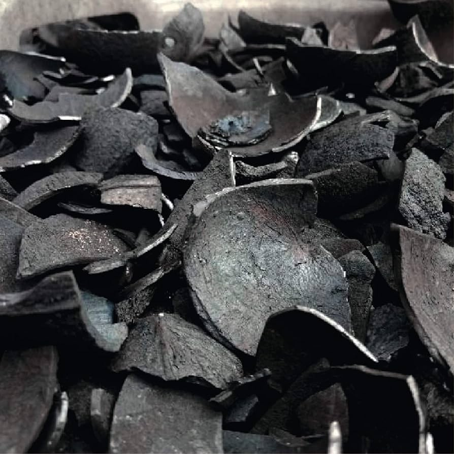 Coconut shell charcoal pieces used as a raw material for activated carbon production